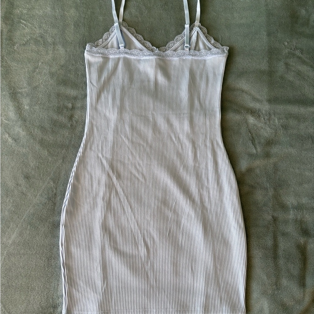 Divided Light Blue Lace-Accent Bodycon Dress - Picture 4 of 11